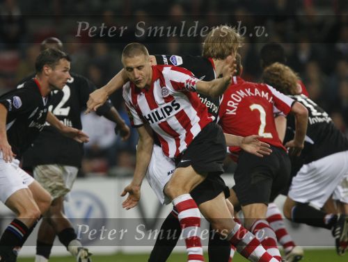 Eindhoven, 6 Oktober 2007
Kompetiewedstrijd PSV-Willem II , eindstand 3-0 Seizoen 2007/2008
Timmy Simons wordt vastgehouden door Frank Demouge