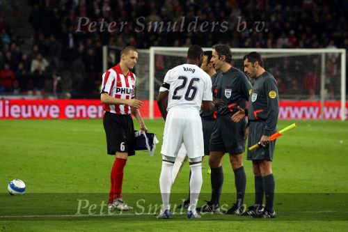 Eindhoven, 12 Maart 2008
UEFA 1/8 finale PSV-Tottenham Hotspur FC, eindstand 0-1
PSV wint na verlenging en straschoppen met 6-5 en gaat door naar de 1/4 Finale
Timmy Simons met Ledley King en scheidsrechter Matteo Simone Trefoloni