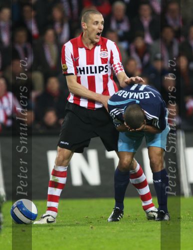 Eindhoven, 19 Maart 2008 Kompetitiewedstrijd PSV-AJAX, eindstand 0-0 
Seizoen 2007/2008
Timmy Simons met een Leonardo die zich weer staat aan te stellen