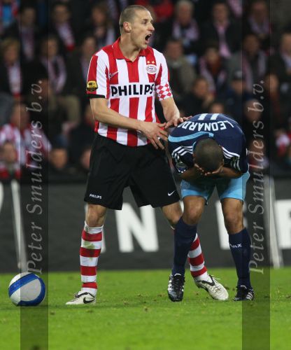 Eindhoven, 19 Maart 2008 Kompetitiewedstrijd PSV-AJAX, eindstand 0-0 
Seizoen 2007/2008
Timmy Simons met een Leonardo die zich weer staat aan te stellen