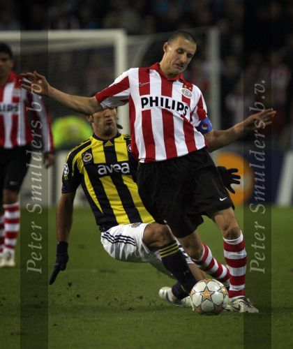 Eindhoven, 23 Oktober 2007
Champions League wedstrijd PSV-Fenerbahce, eindstand 0-0
Seizoen 2007/2008
Timmy Simons in duel met Deniz Baris