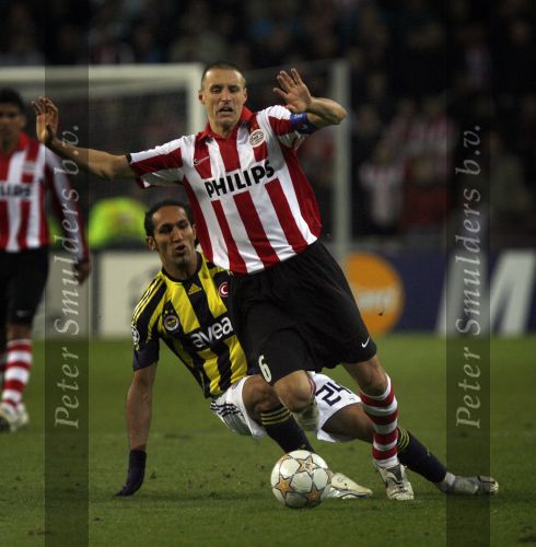 Eindhoven, 23 Oktober 2007
Champions League wedstrijd PSV-Fenerbahce, eindstand 0-0
Seizoen 2007/2008
Timmy Simons in duel met Deniz Baris