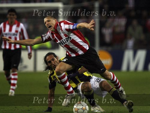 Eindhoven, 23 Oktober 2007
Champions League wedstrijd PSV-Fenerbahce, eindstand 0-0
Seizoen 2007/2008
Timmy Simons in duel met Deniz Baris
