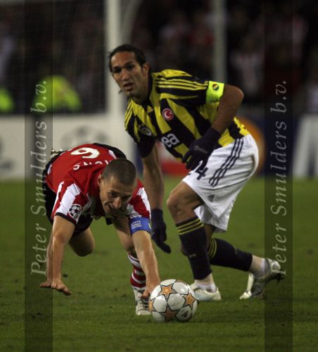 Eindhoven, 23 Oktober 2007
Champions League wedstrijd PSV-Fenerbahce, eindstand 0-0
Seizoen 2007/2008
Timmy Simons in duel met Deniz Baris