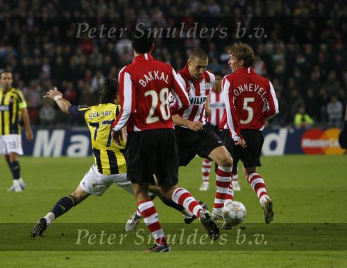 Eindhoven, 23 Oktober 2007
Champions League wedstrijd PSV-Fenerbahce, eindstand 0-0
Seizoen 2007/2008
Timmy Simons in duel met Gokhan Gonul