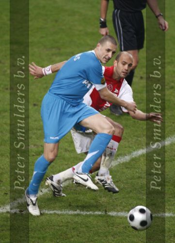 Amsterdam, 30 Januari 2008 Kompetitiewedstrijd AJAX-PSV, eindstand 0-2
Seizoen 2007/2008
Timmy Simons in duel met Gabri