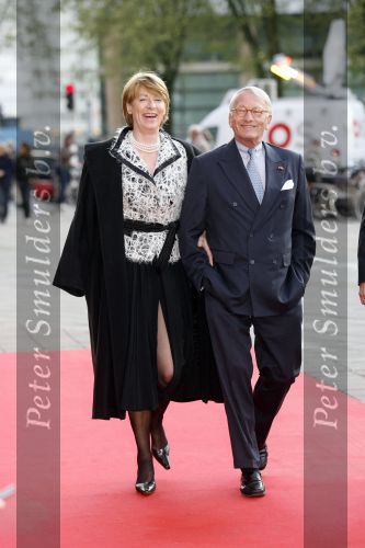 Utrecht 28 april 2009
Pieter v Vollenhoven viert zijn 70e verjaardag in het Beatrix theater in Utrecht. Tineke de Groot met Fabius
Peter Smulders bv