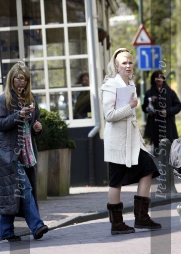 Laren 14 april 2008
Opnames Gooische vrouwen  met Linda de Mol Susan Visser Tjitske Reidinga en Alex Klaasen. Ze rijden in Gooische vrouwen met Linda de Mol haar porsche cabrio.