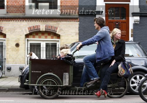 Amsterdam 29 april 2008
Tjitske Reidinga met man Vincent Croiset en hun tweeling zoontjes in de bakfiets en op terras.
Peter Smulders bv