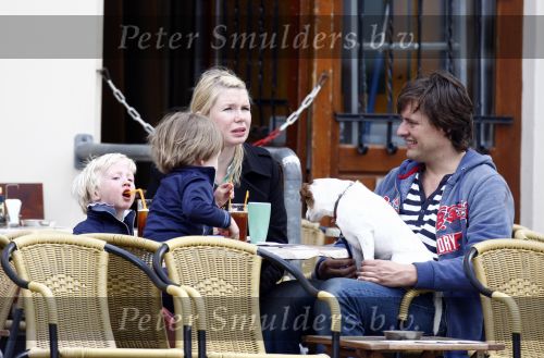 Amsterdam 29 april 2008
Tjitske Reidinga met man Vincent Croiset en hun tweeling zoontjes in de bakfiets en op terras.
Peter Smulders bv