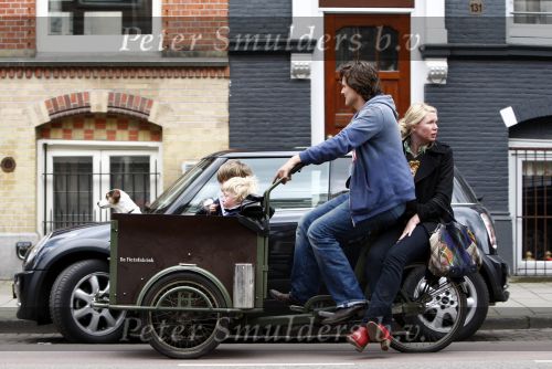 Amsterdam 29 april 2008
Tjitske Reidinga met man Vincent Croiset en hun tweeling zoontjes in de bakfiets en op terras.
Peter Smulders bv