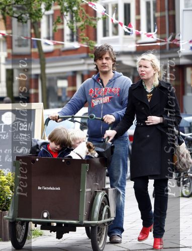 Amsterdam 29 april 2008
Tjitske Reidinga met man Vincent Croiset en hun tweeling zoontjes in de bakfiets en op terras.
Peter Smulders bv