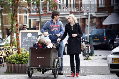 Amsterdam 29 april 2008
Tjitske Reidinga met man Vincent Croiset en hun tweeling zoontjes in de bakfiets en op terras.
Peter Smulders bv