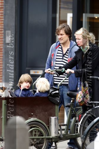 Amsterdam 29 april 2008
Tjitske Reidinga met man Vincent Croiset en hun tweeling zoontjes in de bakfiets en op terras.
Peter Smulders bv