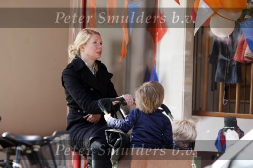 Amsterdam 29 april 2008
Tjitske Reidinga met man Vincent Croiset en hun tweeling zoontjes in de bakfiets en op terras.
Peter Smulders bv