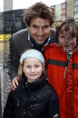 Amsterdam 7 februari 2009
Premiere disneyfilm Bolt in pathe arena. Toine v Peperstraten met kinderen
Peter Smulders bv