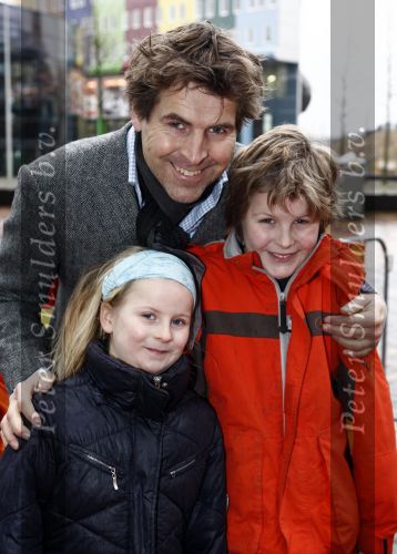 Amsterdam 7 februari 2009
Premiere disneyfilm Bolt in pathe arena. Toine v Peperstraten met kinderen
Peter Smulders bv