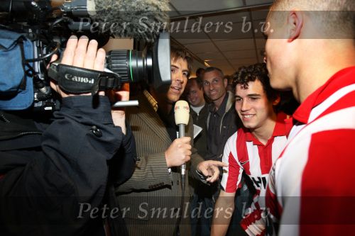 Arnhem, 20 April 2008 Kompetitiewedstrijd Vitesse-PSV, eindstand 0-1 Seizoen 2007/2008
PSV Landskampioen 
TV verslaggever Toine v Peperstraten intervieuwt Dirk Marcellis en Ibrahim Afellay voor de NOS TV