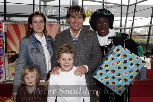 Rotterdam 25 november 2007
Premiere Feest van sinterklaas in ahoy.Toine v Peperstraten met vrouw en kinderen