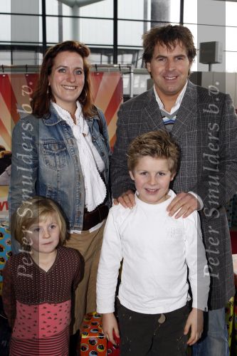 Rotterdam 25 november 2007
Premiere Feest van sinterklaas in ahoy.Toine v Peperstraten met vrouw en kinderen