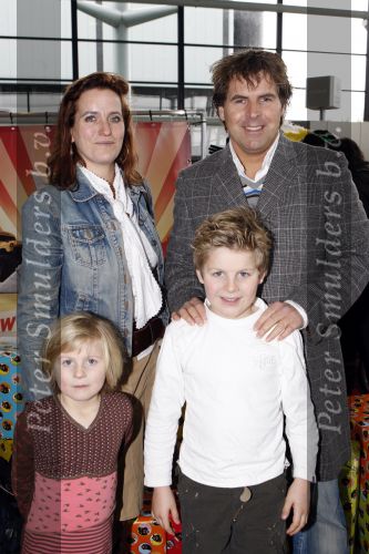 Rotterdam 25 november 2007
Premiere Feest van sinterklaas in ahoy.Toine v Peperstraten met vrouw en kinderen