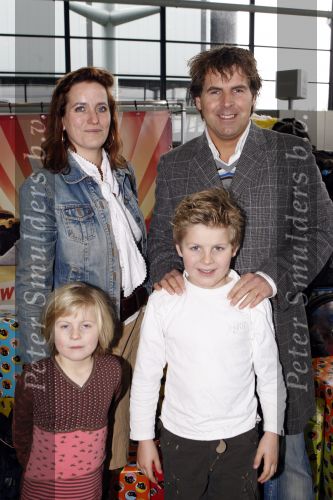 Rotterdam 25 november 2007
Premiere Feest van sinterklaas in ahoy.Toine v Peperstraten met vrouw en kinderen