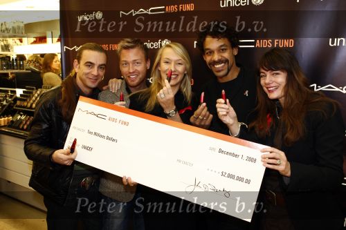 Amsterdam 1 december 2008
Uitreiking cheque tbv aids van de firma mac. Tom Sebastian  
Peter Smulders bv
