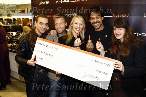 Amsterdam 1 december 2008
Uitreiking cheque tbv aids van de firma mac. Tom Sebastian 
Peter Smulders bv