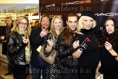 Amsterdam 1 december 2008
Uitreiking cheque tbv aids van de firma mac. Tom Sebastian met Fiona Heering Dewi Pechner  Mayday Isabelle Brinkman en Bastiaan v Schaijk
Peter Smulders bv
