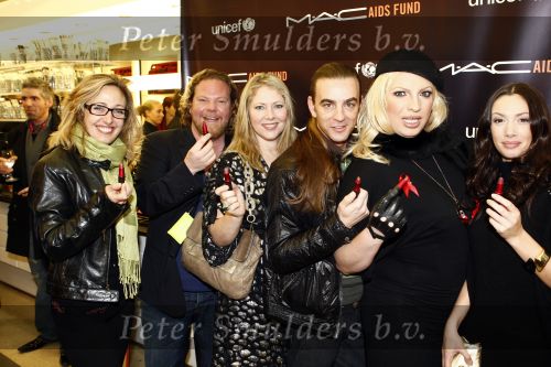 Amsterdam 1 december 2008
Uitreiking cheque tbv aids van de firma mac. Tom Sebastian met Fiona Heering Dewi Pechner  Mayday Isabelle Brinkman en Bastiaan v Schaijk
Peter Smulders bv