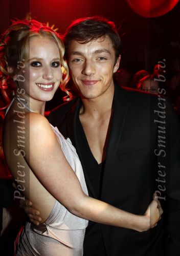 Tilburg 25 januari 2009
Premiere High school musical in de schouwburg van Tilburg met in de hoofdrollen Tommie Christiaan Nathalie v Gent Sarah Chronis Paul Boereboom Maickel Leijenhorst en Natalie la Rose. Tommy met zijn vriendin Eefje
Peter Smulders bv