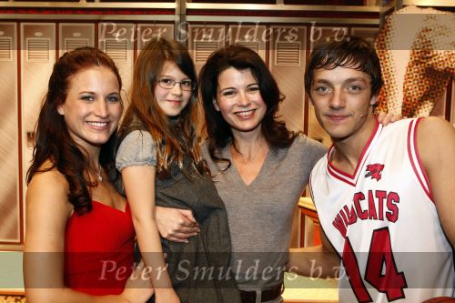 Tilburg 25 januari 2009
Premiere High school musical in de schouwburg van Tilburg met in de hoofdrollen Tommie Christiaan Nathalie v Gent Sarah Chronis Paul Boereboom Maickel Leijenhorst en Natalie la Rose. caroline de Bruijn met dochter
Peter Smulders bv