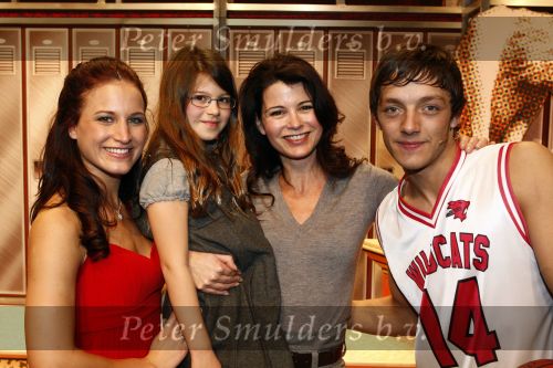 Tilburg 25 januari 2009
Premiere High school musical in de schouwburg van Tilburg met in de hoofdrollen Tommie Christiaan Nathalie v Gent Sarah Chronis Paul Boereboom Maickel Leijenhorst en Natalie la Rose. caroline de Bruijn met dochter
Peter Smulders bv