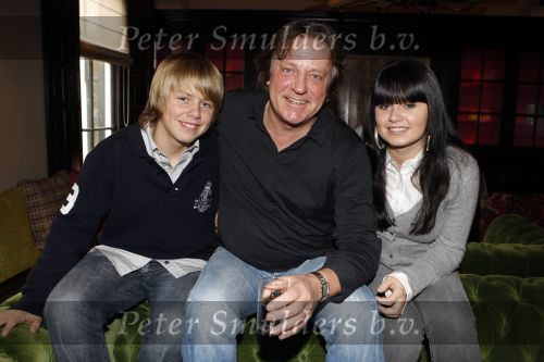 Loenen aan de Vecht 1 november 2007
presentatie duetten cd van Andre Hazes bij restaurant het Amsterdammertje.c Andre Jr Roxeanne en Tommie Peters