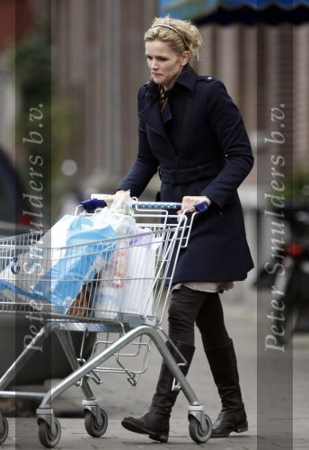 Amsterdam 14 januari 2009
Tooske Ragas op de fiets boodschappen aan het doen.
Peter Smulders bv