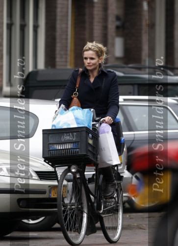 Amsterdam 14 januari 2009
Tooske Ragas op de fiets boodschappen aan het doen.
Peter Smulders bv