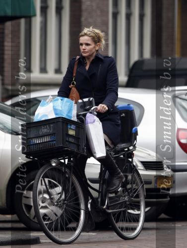 Amsterdam 14 januari 2009
Tooske Ragas op de fiets boodschappen aan het doen.
Peter Smulders bv