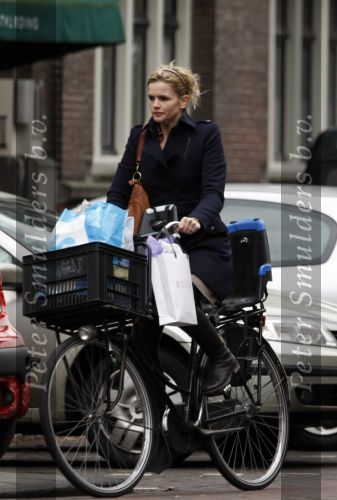 Amsterdam 14 januari 2009
Tooske Ragas op de fiets boodschappen aan het doen.
Peter Smulders bv