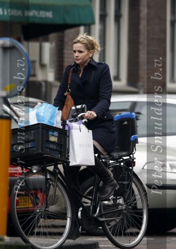 Amsterdam 14 januari 2009
Tooske Ragas op de fiets boodschappen aan het doen.
Peter Smulders bv