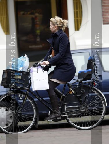 Amsterdam 14 januari 2009
Tooske Ragas op de fiets boodschappen aan het doen.
Peter Smulders bv