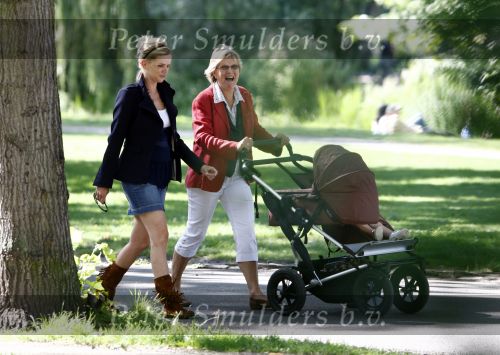 Amsterdam 15 augustus 2008
Tooske Ragas Breugem met schoonmoeder achter de kinderwagenin het vondelpark.