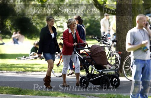 Amsterdam 15 augustus 2008
Tooske Ragas Breugem met schoonmoeder achter de kinderwagenin het vondelpark.