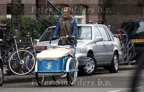 Amsterdam 17 januari 2008
Tooske Ragas Breugem doet boodschappen met de Johnny Loco bakfiets. Tooske is zwanger en koopt oa chocolade.