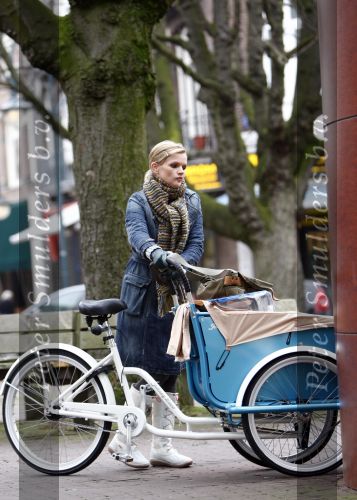 Amsterdam 17 januari 2008
Tooske Ragas Breugem doet boodschappen met de Johnny Loco bakfiets. Tooske is zwanger en koopt oa chocolade.