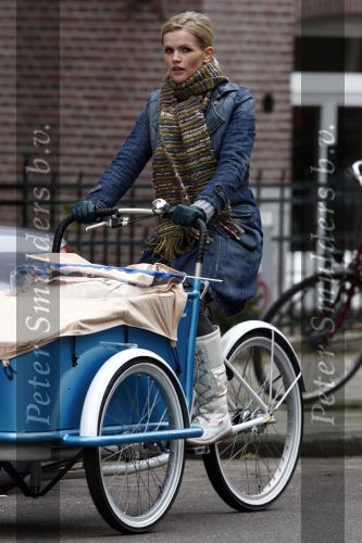 Amsterdam 17 januari 2008
Tooske Ragas Breugem doet boodschappen met de Johnny Loco bakfiets. Tooske is zwanger en koopt oa chocolade.