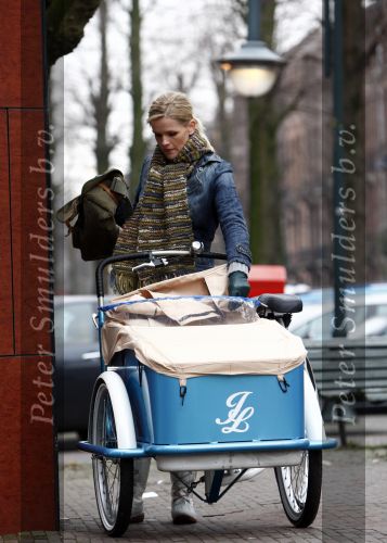 Amsterdam 17 januari 2008
Tooske Ragas Breugem doet boodschappen met de Johnny Loco bakfiets. Tooske is zwanger en koopt oa chocolade.