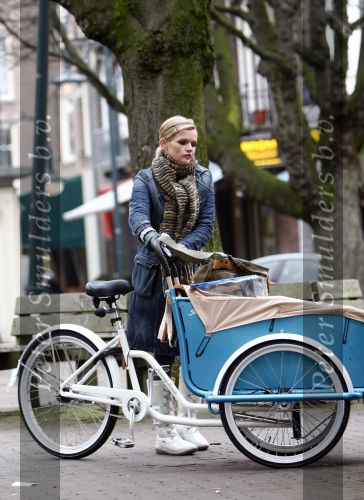 Amsterdam 17 januari 2008
Tooske Ragas Breugem doet boodschappen met de Johnny Loco bakfiets. Tooske is zwanger en koopt oa chocolade.