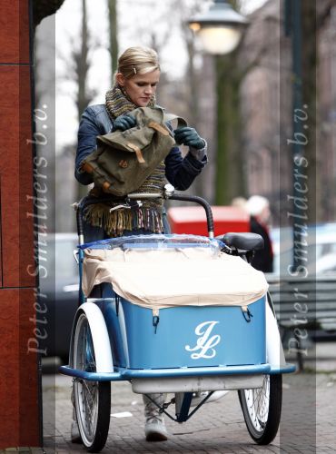 Amsterdam 17 januari 2008
Tooske Ragas Breugem doet boodschappen met de Johnny Loco bakfiets. Tooske is zwanger en koopt oa chocolade.