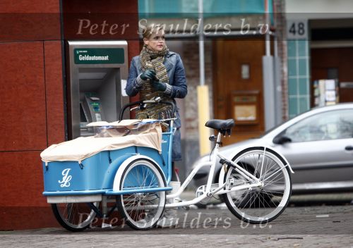 Amsterdam 17 januari 2008
Tooske Ragas Breugem doet boodschappen met de Johnny Loco bakfiets. Tooske is zwanger en koopt oa chocolade.