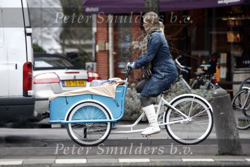 Amsterdam 17 januari 2008
Tooske Ragas Breugem doet boodschappen met de Johnny Loco bakfiets. Tooske is zwanger en koopt oa chocolade.